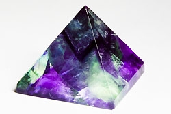 RegenbogenFluorit Pyramide 30x30x30 mm